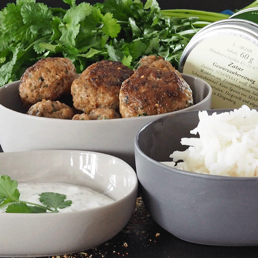 Hackfleischbällchen mit Zatar, Basmati-Reis und Joghurt-Dip